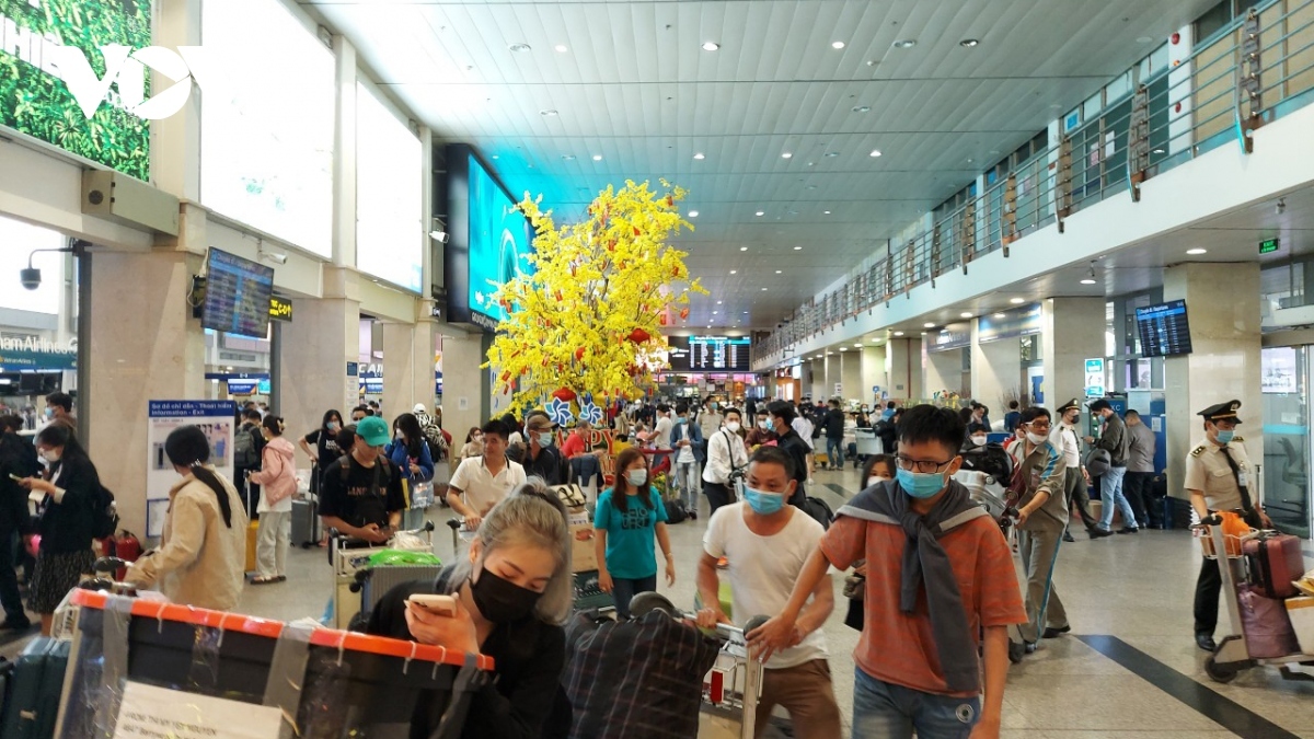 Over 130,000 passengers go through Tan Son Nhat Airport on peak day before Tet